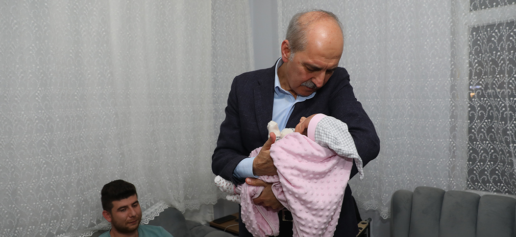 Genel Başkanvekili Kurtulmuş, gazinin bebeğinin kulağına dualarla ismini okudu